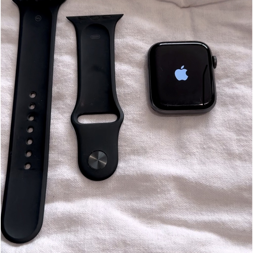 Apple Watch Series 4 44mm Space Gray Aluminum. Charger & Bands are included